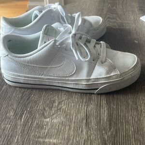 EUC Women’s Nike Court Legacy size 7